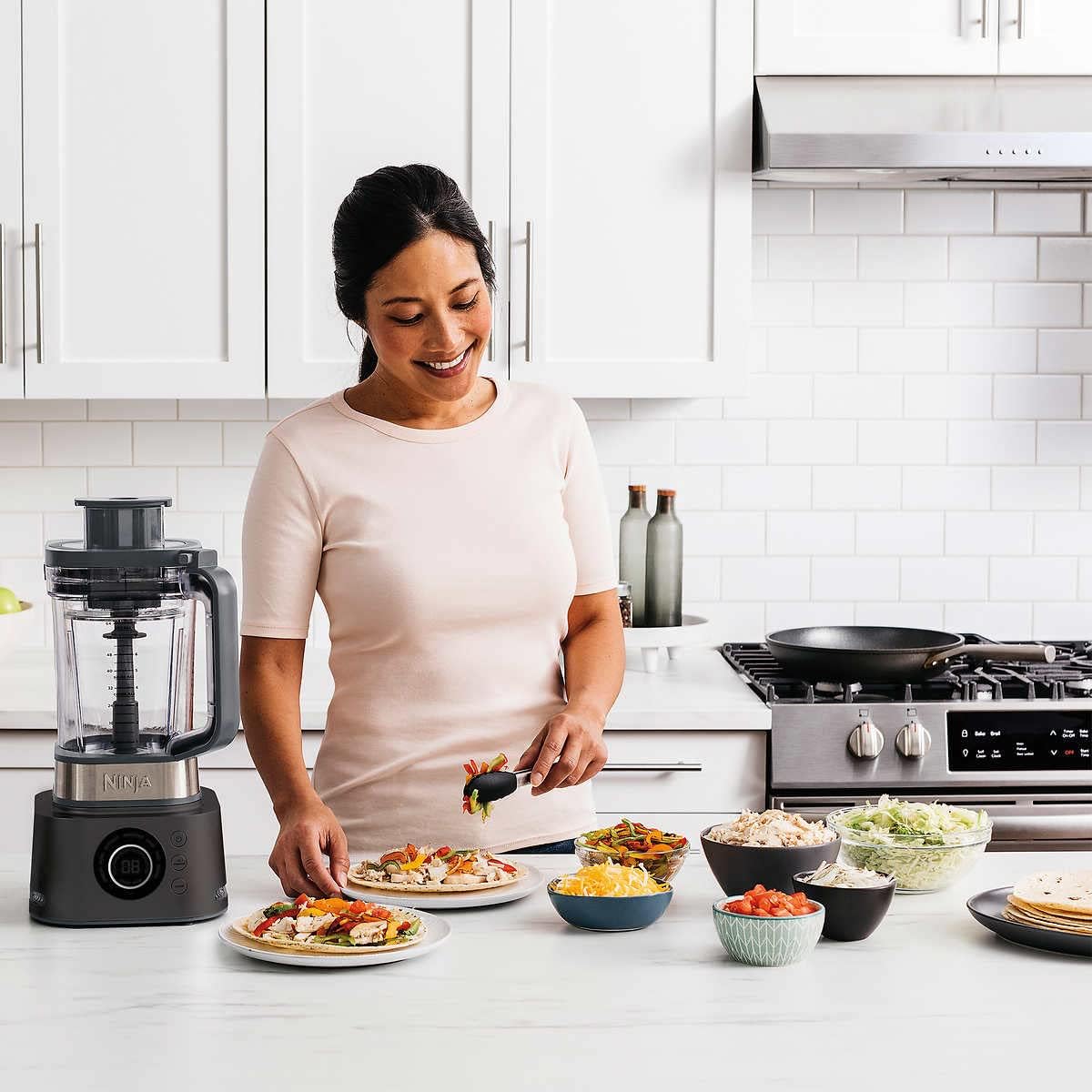 Licuadora de Uso Profesional, 7 Funciones en 1, Procesador de Alimentos y Extractor de Nutrientes, 3 Cuchillas, 2 Tapas, 2 Termos y 2 Extractores de Nutrientes (Reacondicionado)