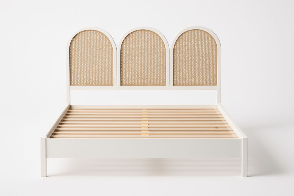 Letto Matrimoniale 160x200 in Faggio Bianco con Testiera in Rattan Naturale