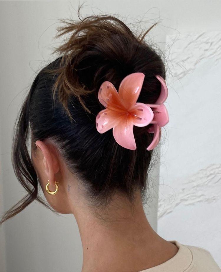 Super Bloom Clip In Iris Pearl Flower Hair Clips bio-acetate go-to essentials emijay discount large big sale designer Sephora hair claw clip durable pink butterfly flat feminine, high-quality hair accessories like statement Nordstrom hair pin french barrettes for all hair types
