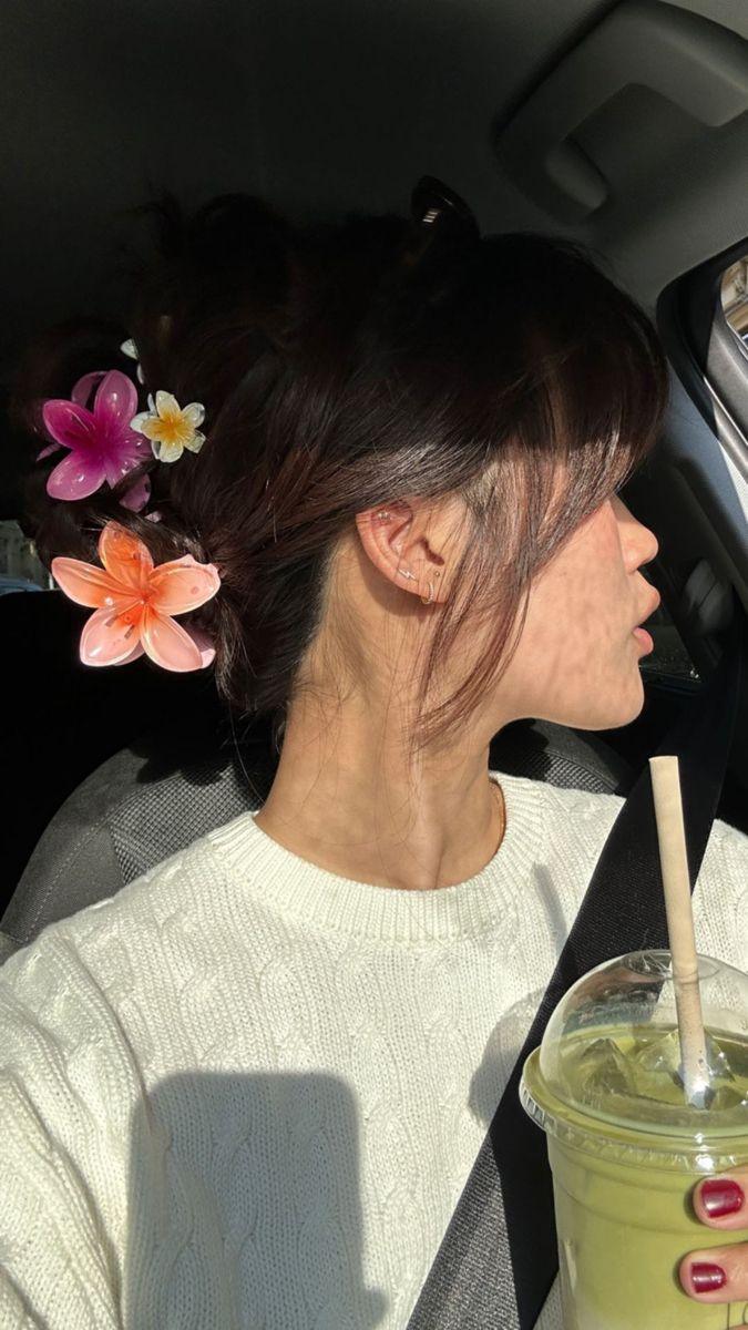 Super Bloom Clip In Iris Pearl Flower Hair Clips bio-acetate go-to essentials emijay discount large big sale designer Sephora hair claw clip durable pink butterfly flat feminine, high-quality hair accessories like statement Nordstrom hair pin french barrettes for all hair types