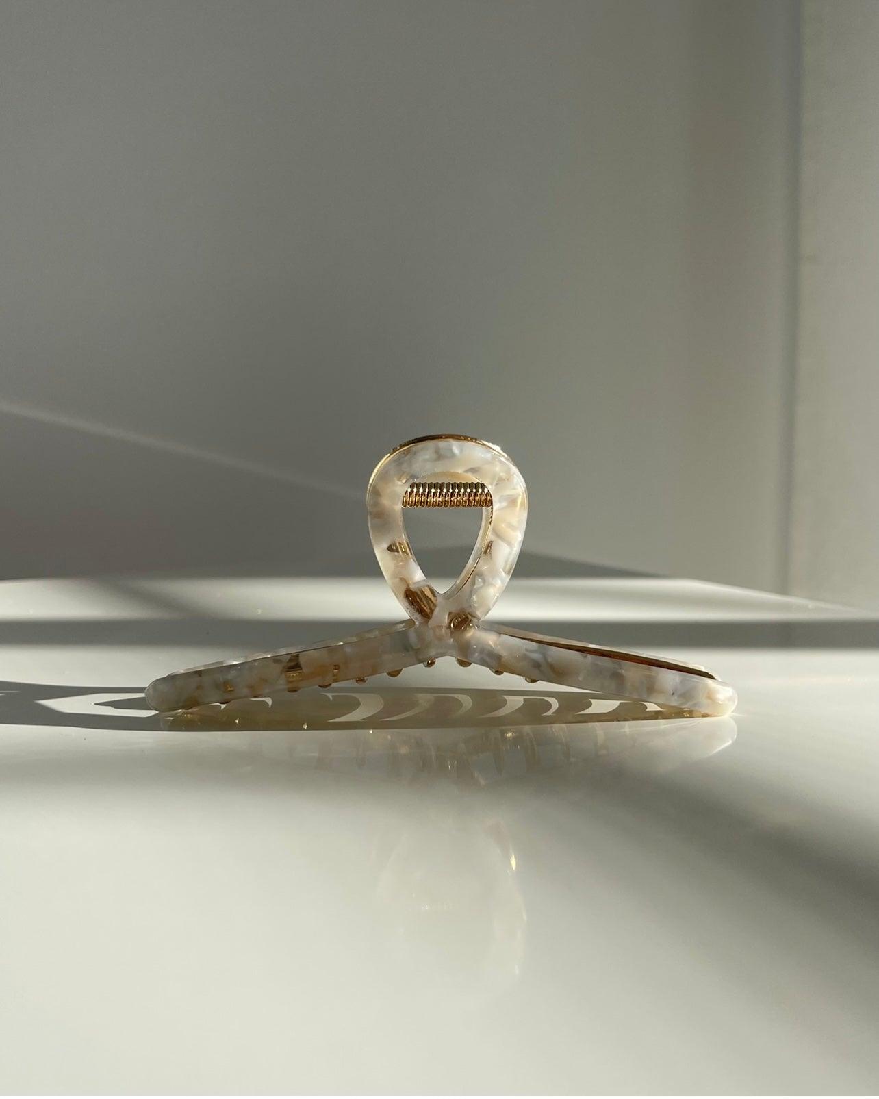  bio-acetate extra large emijay large octopus big sale designer tortoise shell hair claw clip durable pink butterfly flat online wholesale hair pin hair accessories french barrettes for thick hair styles women. 