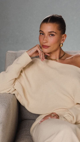 hailey bieber middle hair with emijay big sale hair claw clips durable, lightweight, and perfect for thick hair . Ideal for effortless everyday hairstyles.