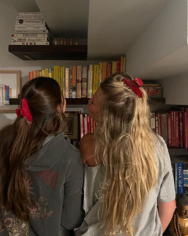 two curly hair girl with red emijay sale hair claw clips durable, lightweight, and perfect for thick hair . Ideal for effortless everyday hairstyles.