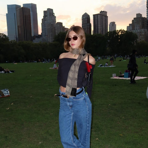 Elegant black top girl with red emijay sale hair claw clips durable, lightweight, and perfect for thick hair . Ideal for effortless everyday hairstyles.