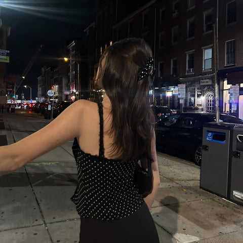 Elegant black dress girl with black emijay sale hair claw clips durable, lightweight, and perfect for thick hair . Ideal for effortless everyday hairstyles.