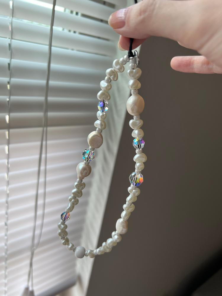 Venus Pearl Trap Wristlet Phone Strap Stringting sale phone  bag charm chain crafted with high-quality colorful beads—perfect for accessorizing phones with a minimalist, stylish touch. A must-have essential and a thoughtful gift idea for women.