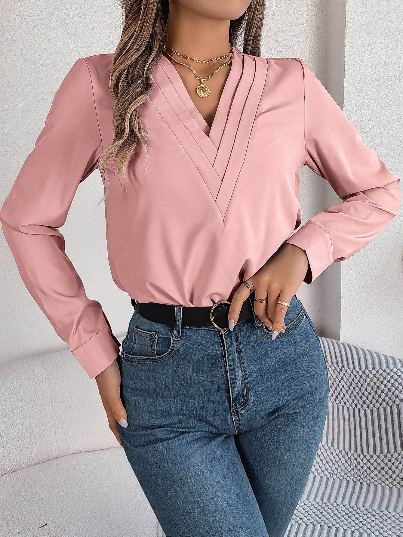 Solid color layered V-neck long-sleeved shirt