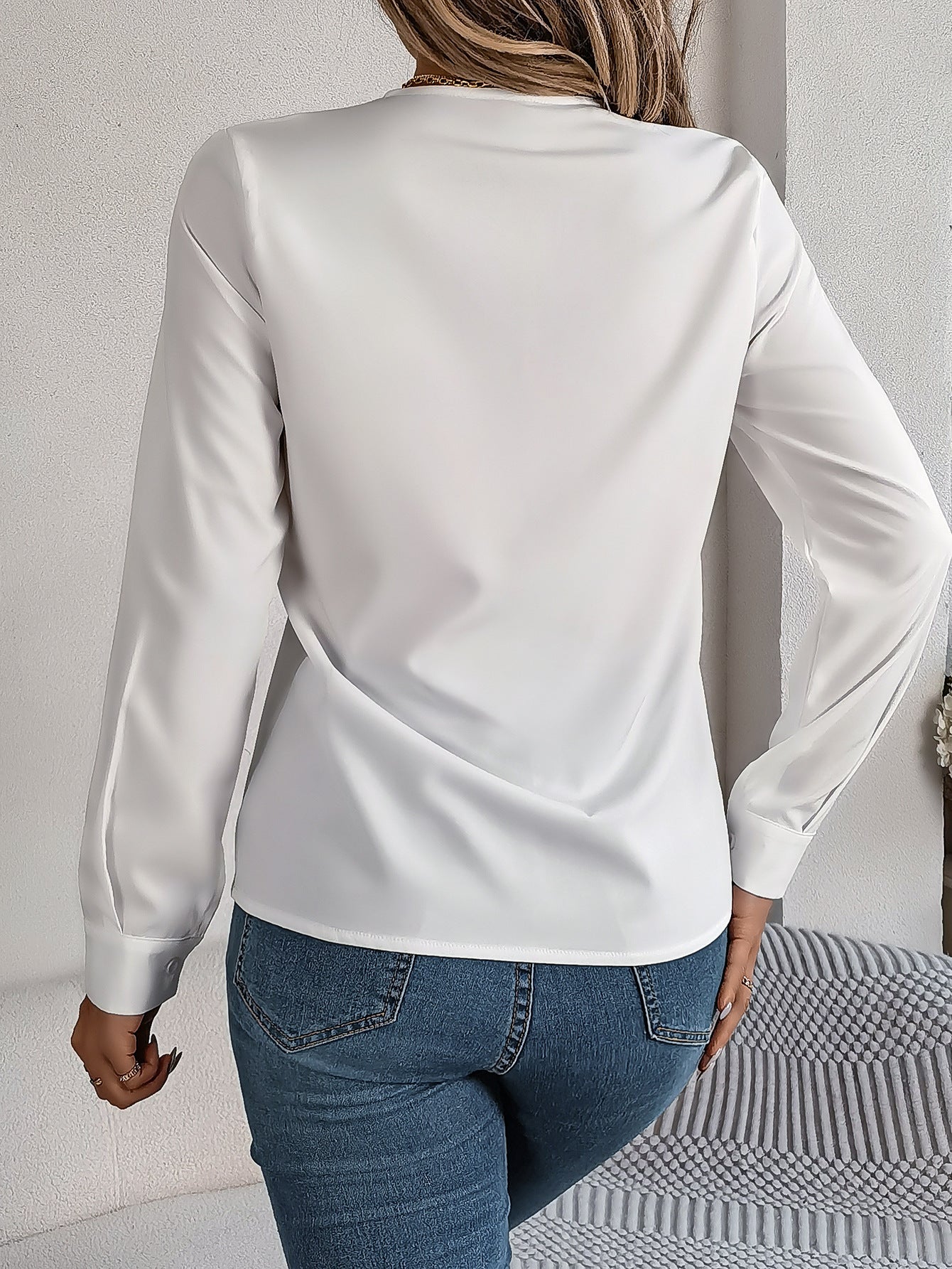 Solid color layered V-neck long-sleeved shirt