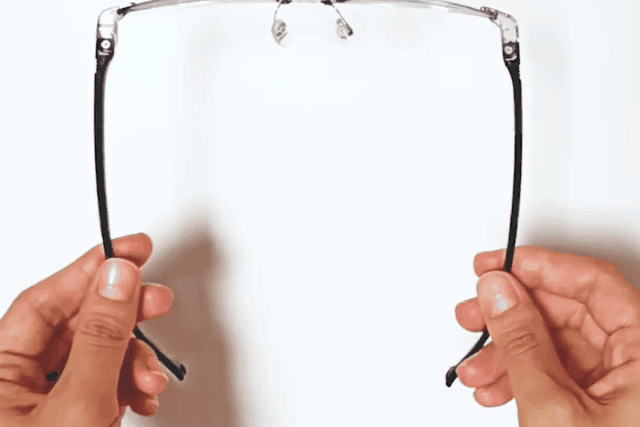 User reading a book with Intelligente glasses