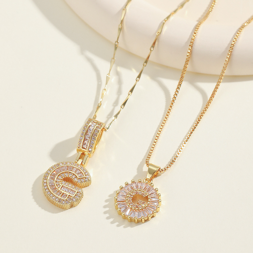 💎 2 бр. колиета с диаманти и инициали – Искрящ блясък и стил, които ще придадат уникален акцент на всяка визия ✨💖 Перфектен избор за специални моменти и подаръци 🎁📦