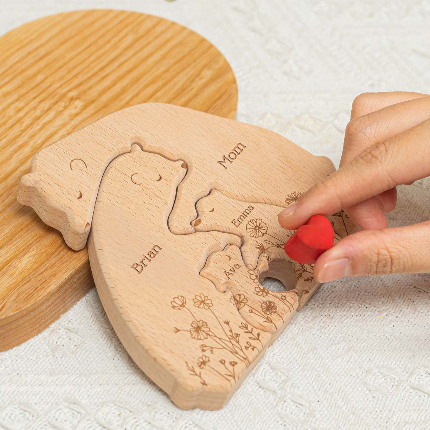 Rodinka objímajúcich medveďov - kvetinová verzia - personalizované drevené puzzle s rodinou medveďov