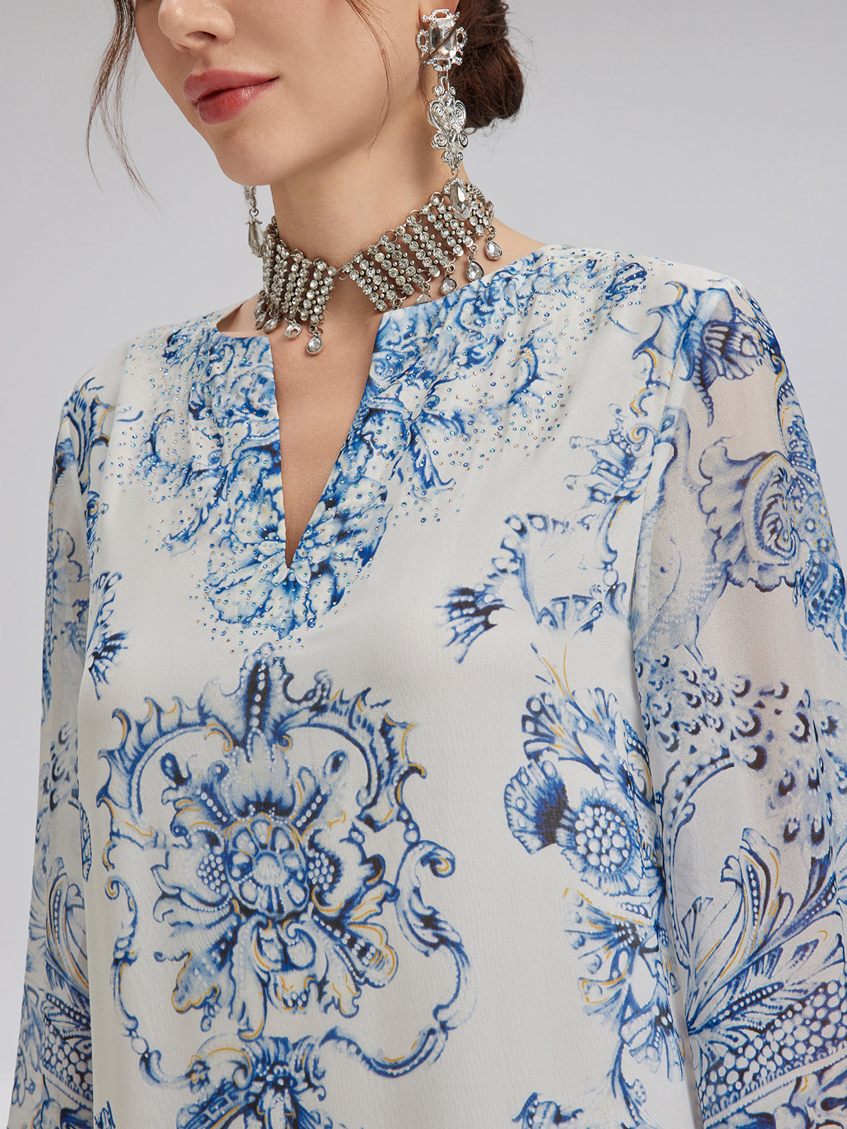 Копринена италианска рокля с V-образно деколте и флорален принт