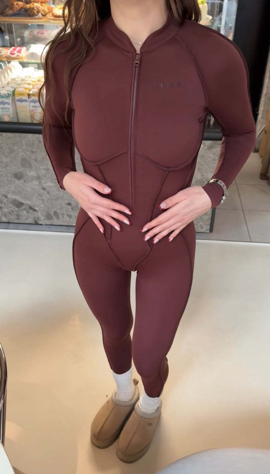 Dlhý uzavretý overal s motýľom, čokoládový