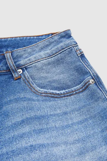 Jeansy z efektem sprania, średni stan i prosta nogawka