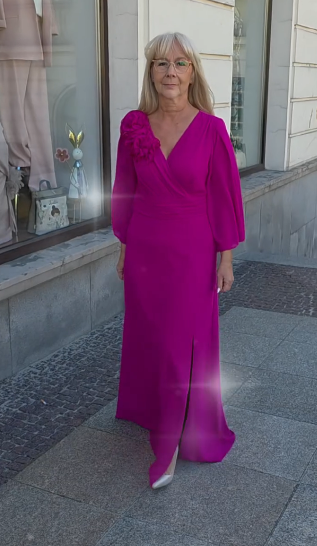 Długa szyfonowa sukienka, jasna i przyciągająca wzrok, emanująca delikatną elegancją.