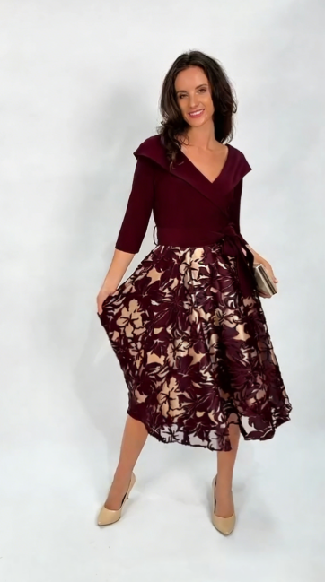 🔥 Oferta specjalna: Ta sukienka jest przeceniona o 46% w ramach promocji w naszym sklepie!💃 Sukienka z dekoltem V, wiązaniem w talii i spódnicą z wzorem kwiatowym