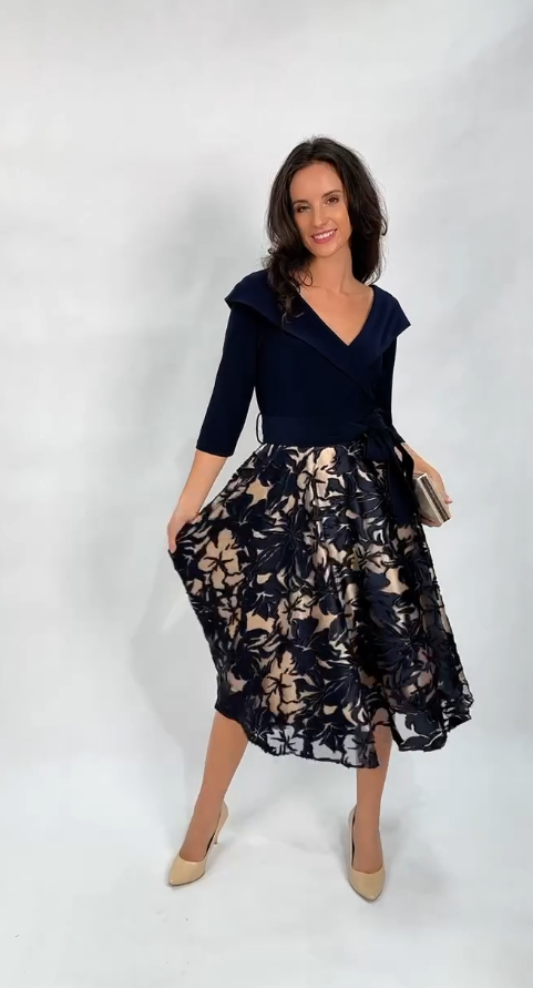 🔥 Oferta specjalna: Ta sukienka jest przeceniona o 46% w ramach promocji w naszym sklepie!💃 Sukienka z dekoltem V, wiązaniem w talii i spódnicą z wzorem kwiatowym
