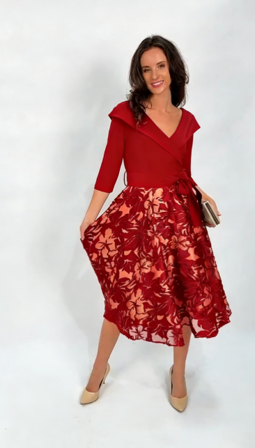 🔥 Oferta specjalna: Ta sukienka jest przeceniona o 46% w ramach promocji w naszym sklepie!💃 Sukienka z dekoltem V, wiązaniem w talii i spódnicą z wzorem kwiatowym