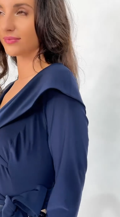 🔥 Oferta specjalna: Ta sukienka jest przeceniona o 46% w ramach promocji w naszym sklepie!💃 Sukienka z dekoltem V, wiązaniem w talii i spódnicą z wzorem kwiatowym