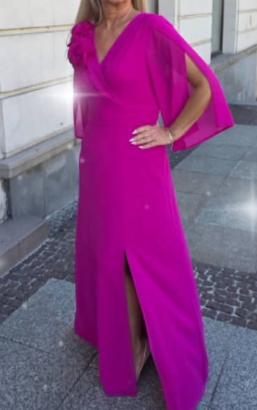 Długa szyfonowa sukienka, jasna i przyciągająca wzrok, emanująca delikatną elegancją.