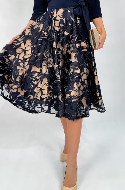 🔥 Oferta specjalna: Ta sukienka jest przeceniona o 46% w ramach promocji w naszym sklepie!💃 Sukienka z dekoltem V, wiązaniem w talii i spódnicą z wzorem kwiatowym