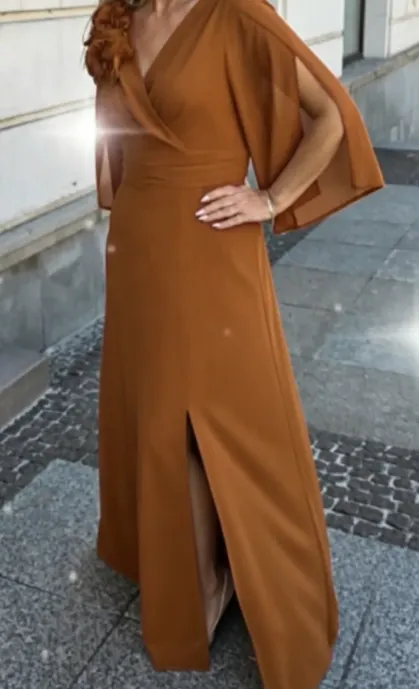 Długa szyfonowa sukienka, jasna i przyciągająca wzrok, emanująca delikatną elegancją.