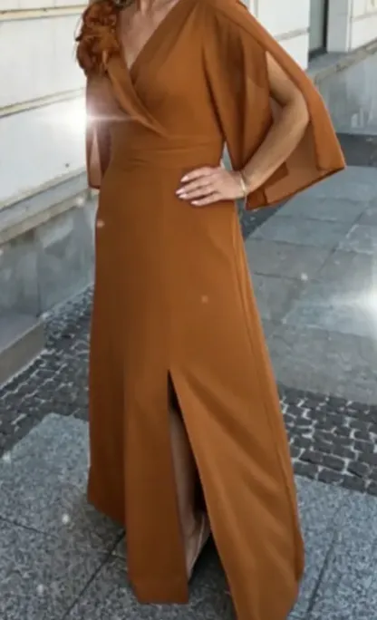 Długa szyfonowa sukienka, jasna i przyciągająca wzrok, emanująca delikatną elegancją.