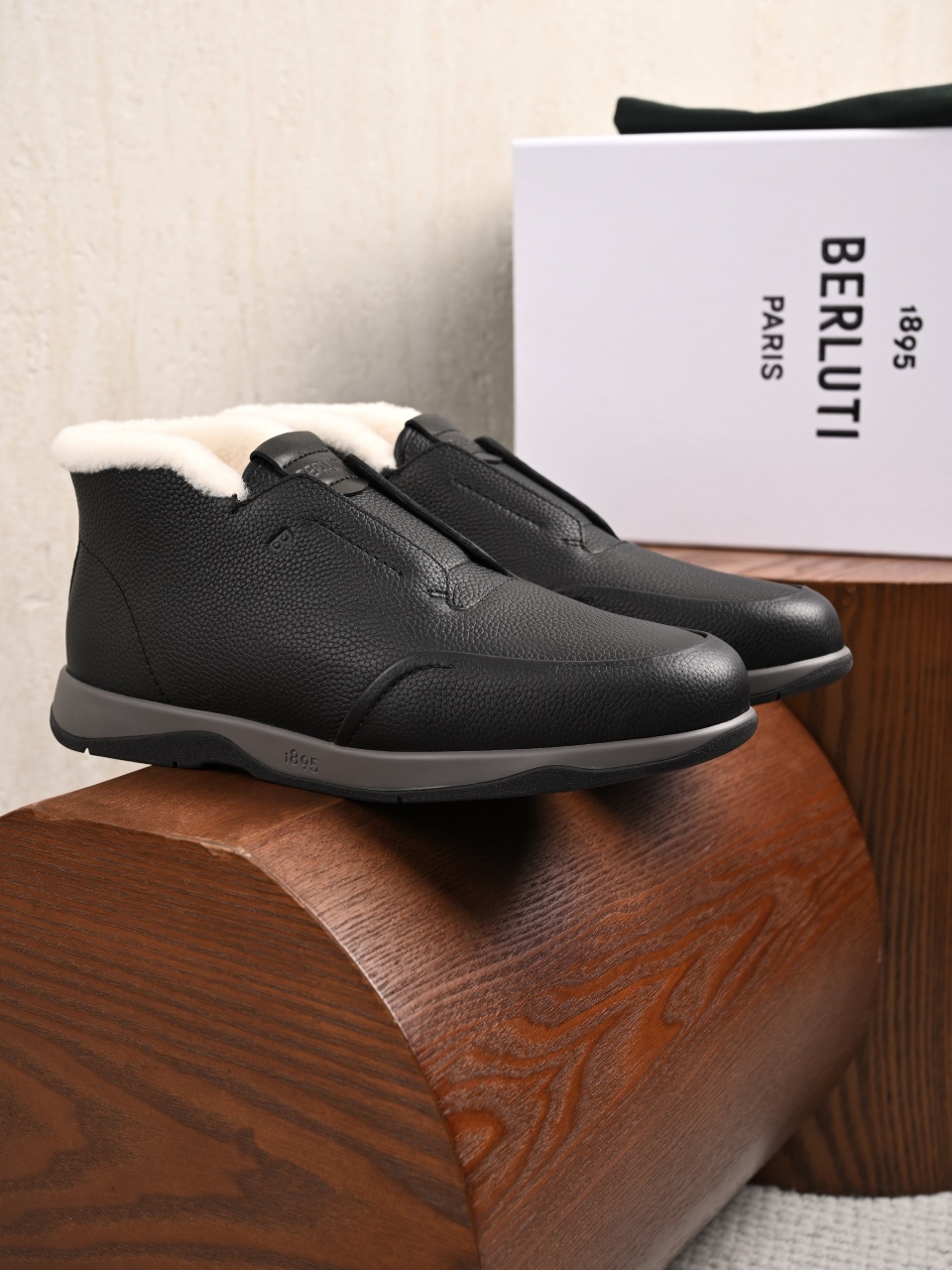 Berluti Mocassini da Uomo di Lusso in Pelle Scamosciata con Fodera in Montone-BL2533M-C0