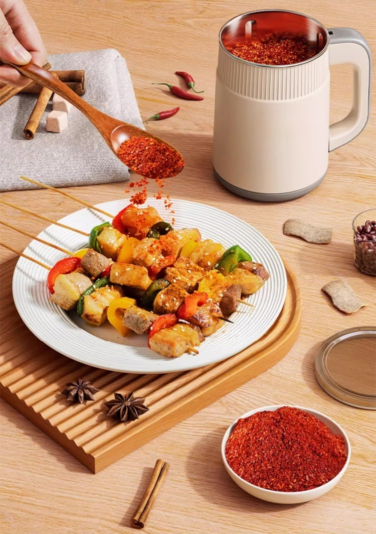 Small grinder for dry herbs and spices