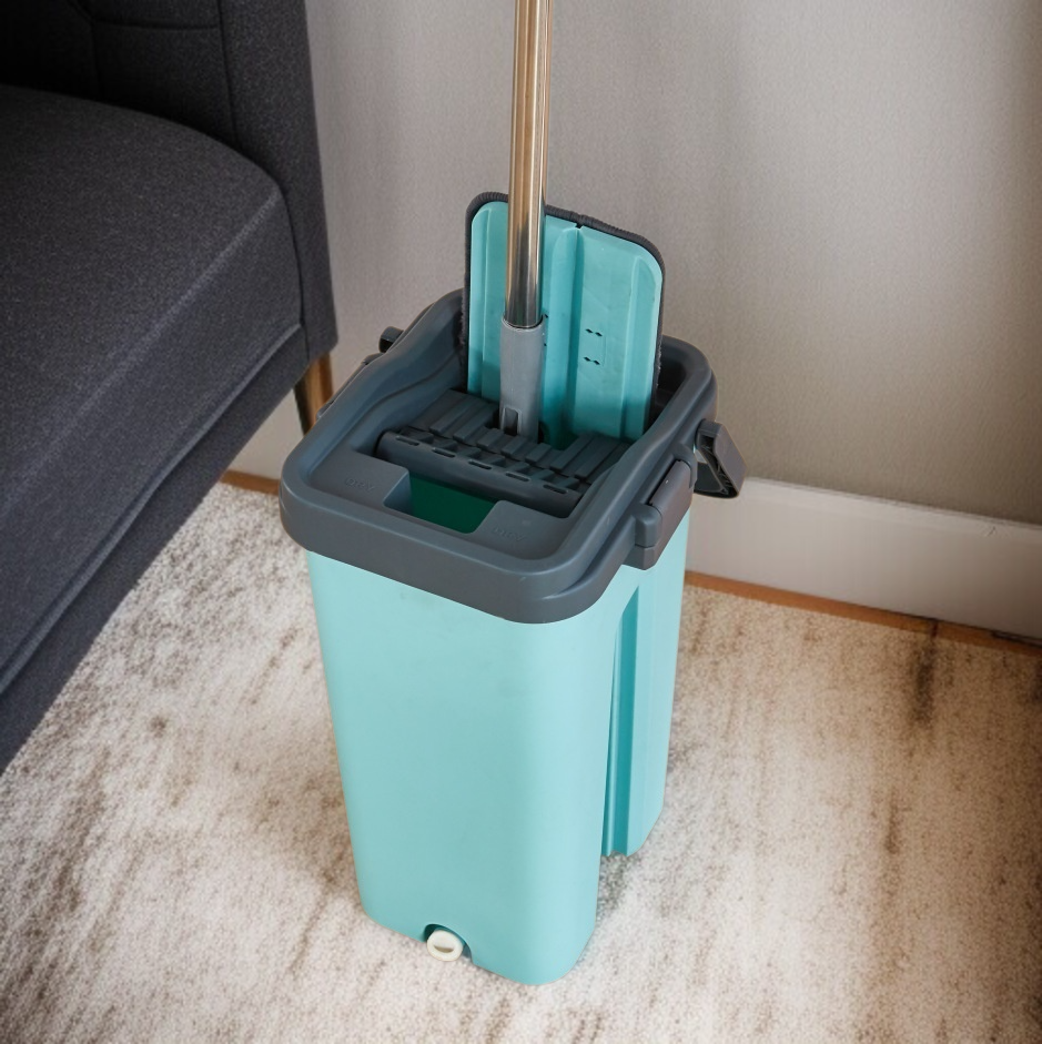 Obrotowy mop do podłóg w trakcie czyszczenia