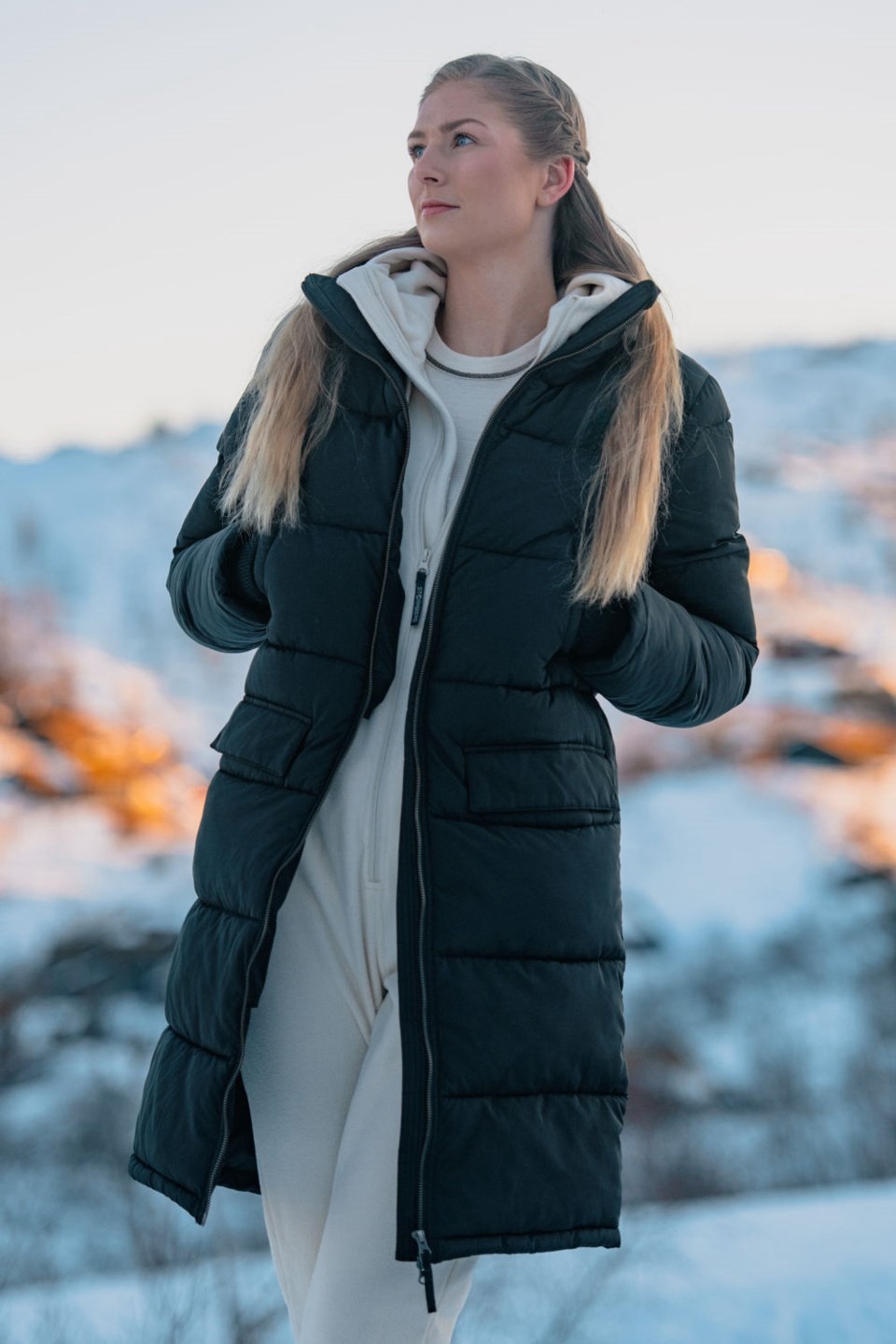 Czarna damska kurtka puchowa, ciepła, modna, długi fason, slim fit, wysokiej jakości puch