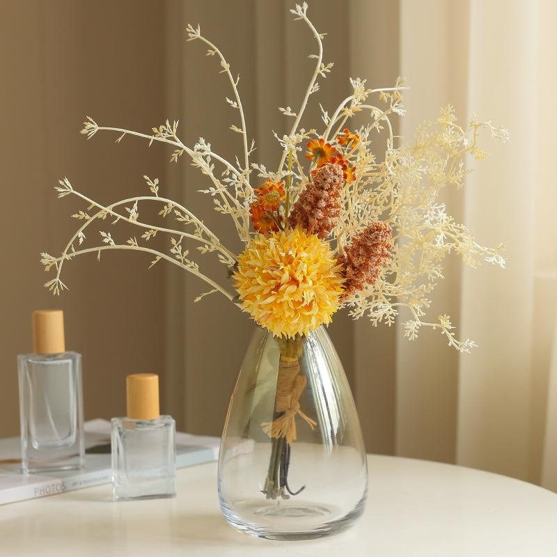 Künstlicher Blumenstrauß im Vintage-Stil