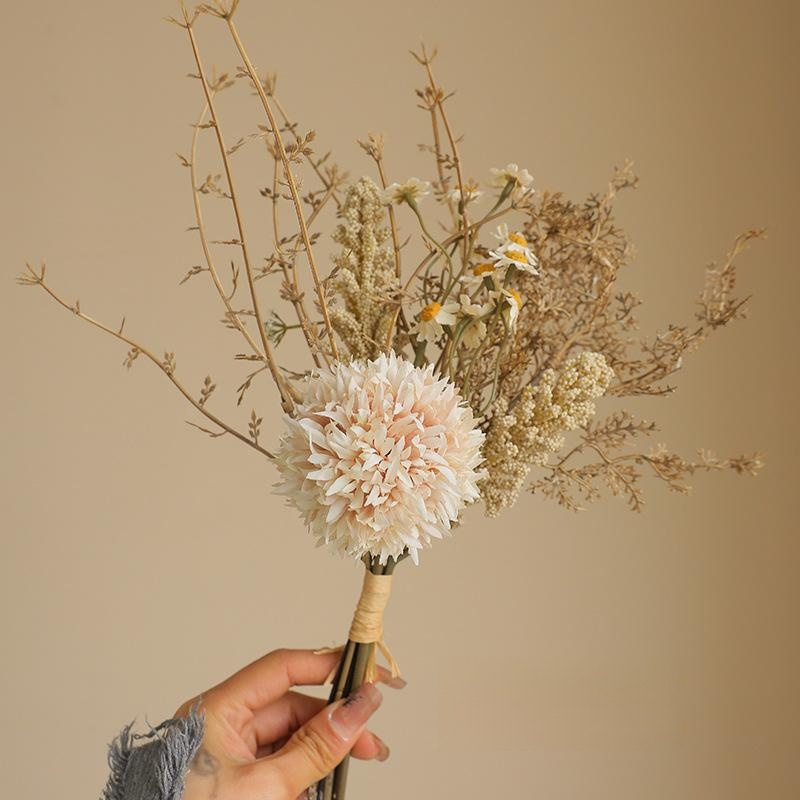 Künstlicher Blumenstrauß im Vintage-Stil