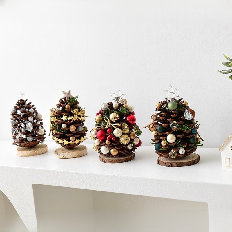 Mini-Tannenzapfen-Weihnachtsbaum als handgemachte Dekoration für Weihnachten