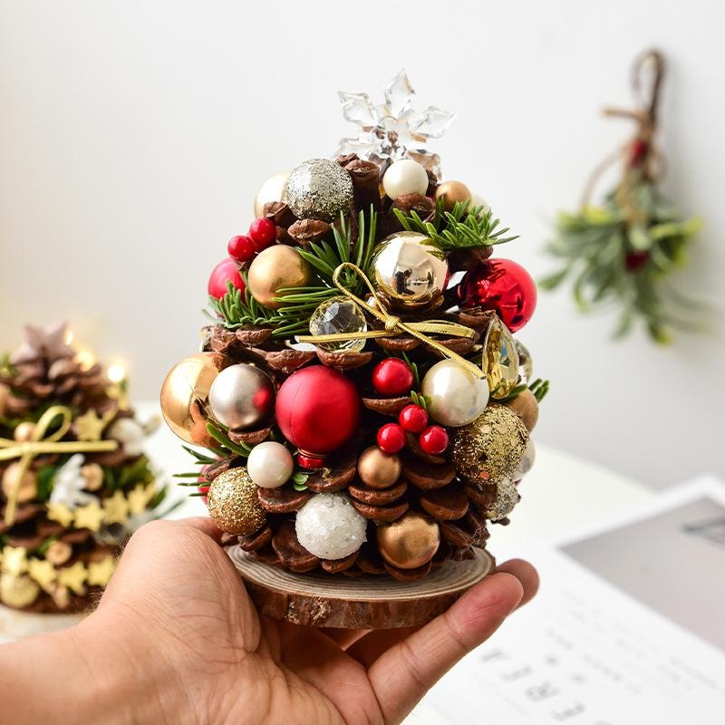 Mini-Tannenzapfen-Weihnachtsbaum als handgemachte Dekoration für Weihnachten