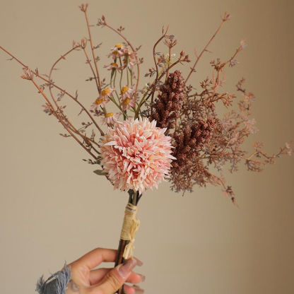 Künstlicher Blumenstrauß im Vintage-Stil