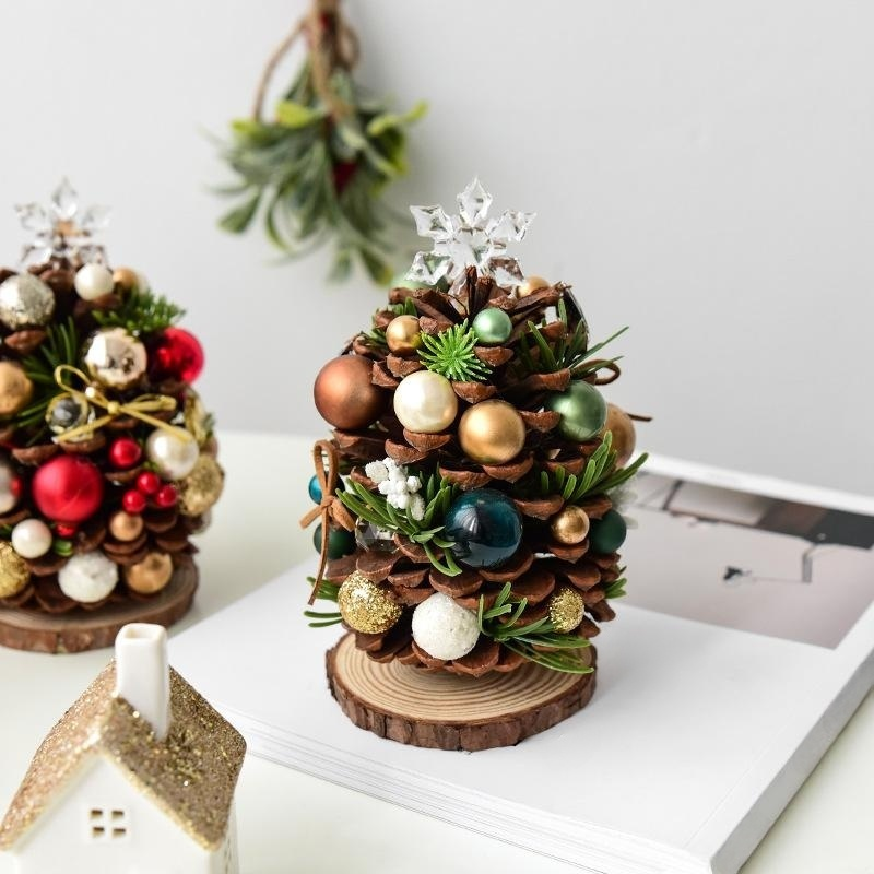 Mini-Tannenzapfen-Weihnachtsbaum als handgemachte Dekoration für Weihnachten