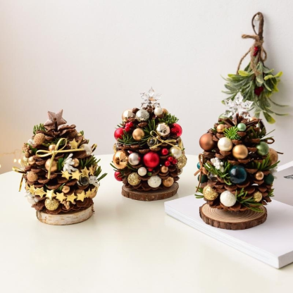 Mini-Tannenzapfen-Weihnachtsbaum als handgemachte Dekoration für Weihnachten