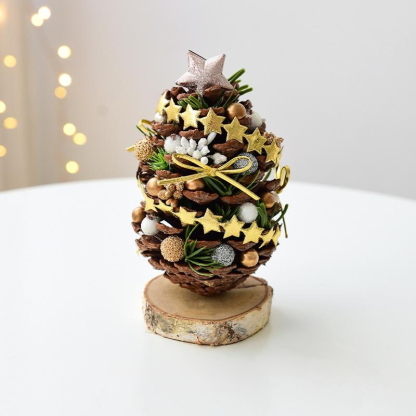 Mini-Tannenzapfen-Weihnachtsbaum als handgemachte Dekoration für Weihnachten