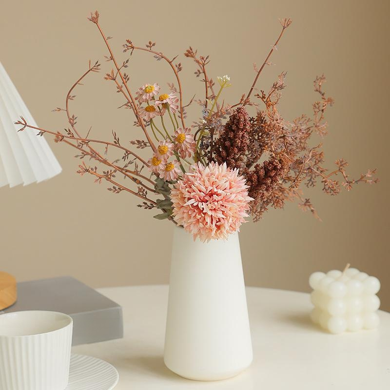 Künstlicher Blumenstrauß im Vintage-Stil