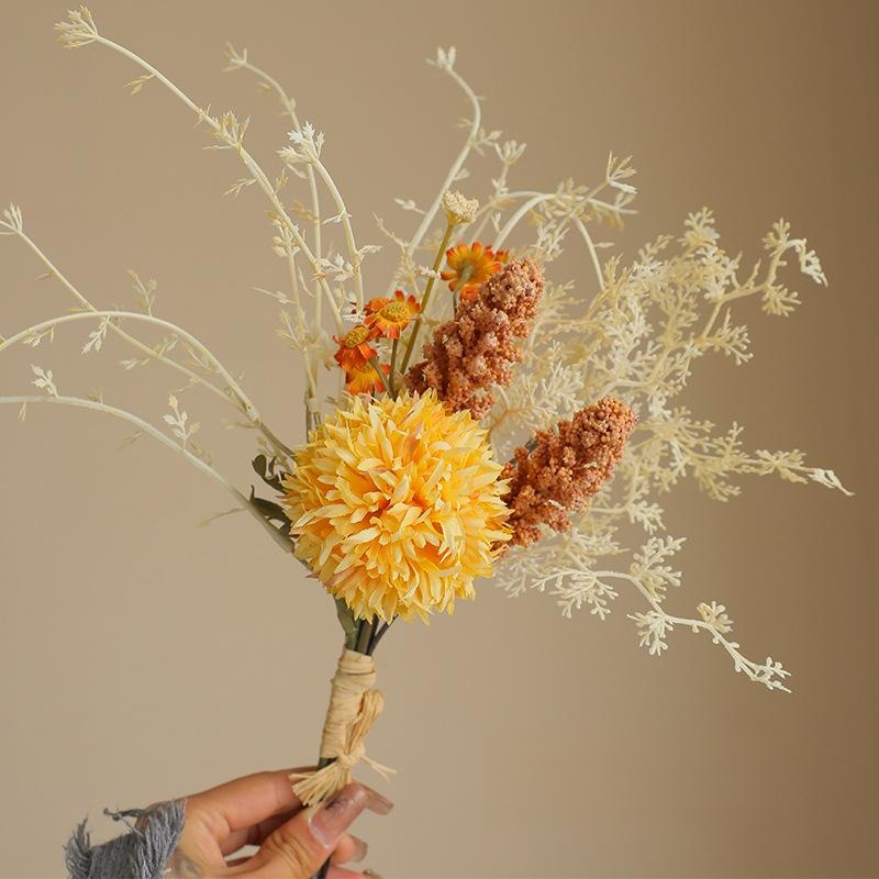 Künstlicher Blumenstrauß im Vintage-Stil