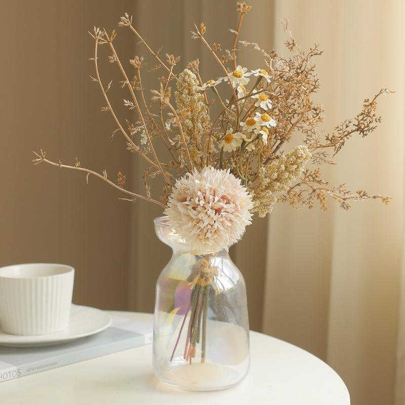 Künstlicher Blumenstrauß im Vintage-Stil