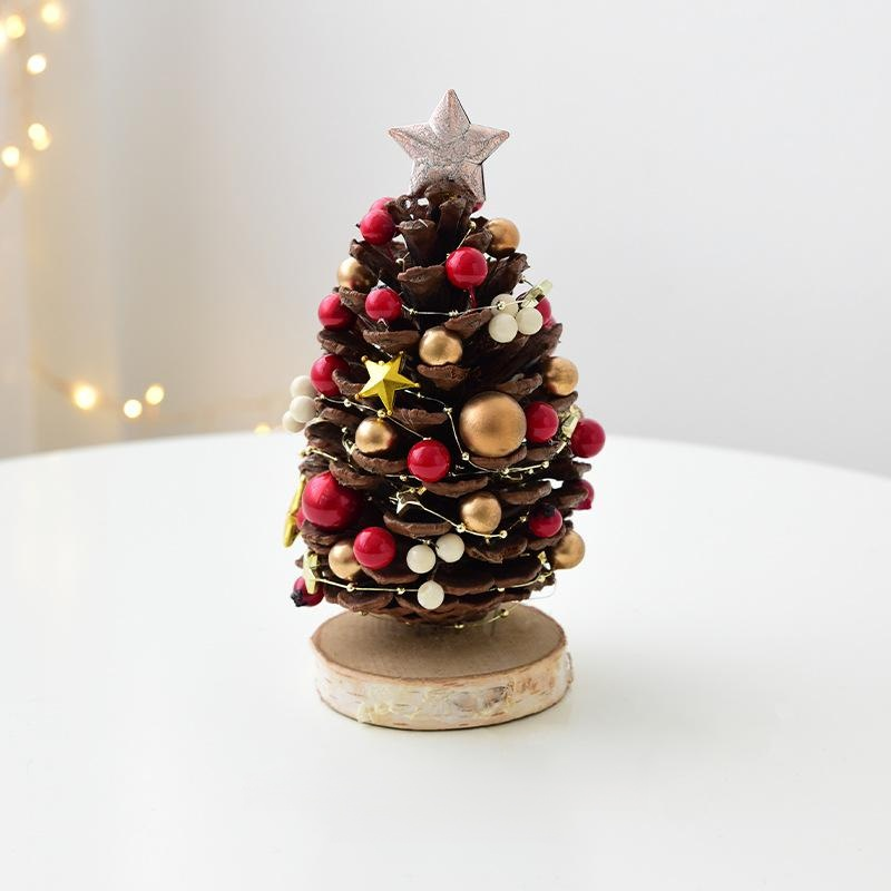 Mini-Tannenzapfen-Weihnachtsbaum als handgemachte Dekoration für Weihnachten
