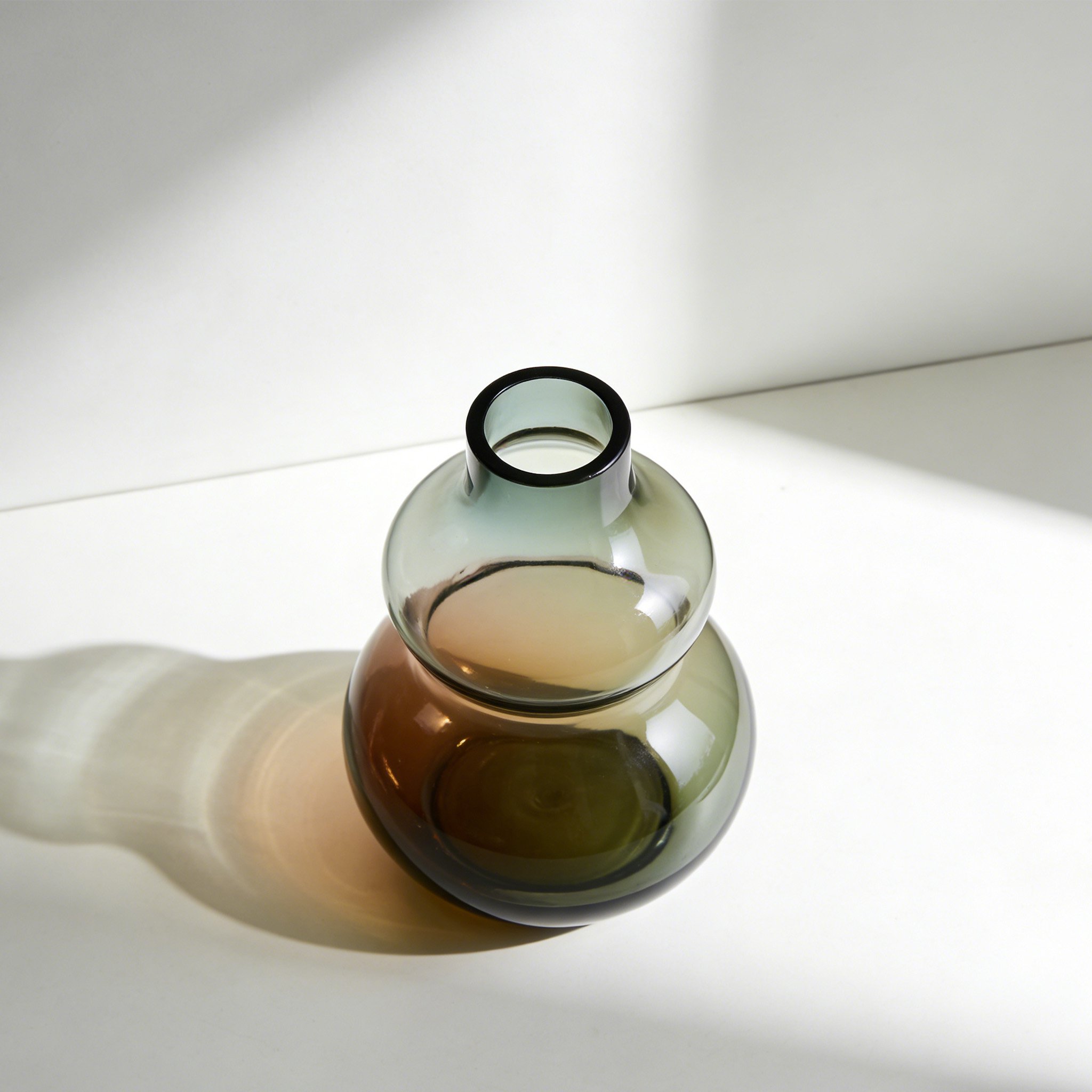 Modern gradient glass vase with flowers