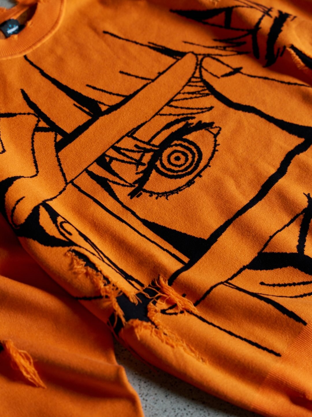 HYPNOTIC SPIRAL GAZE DISTRESSED KNIT