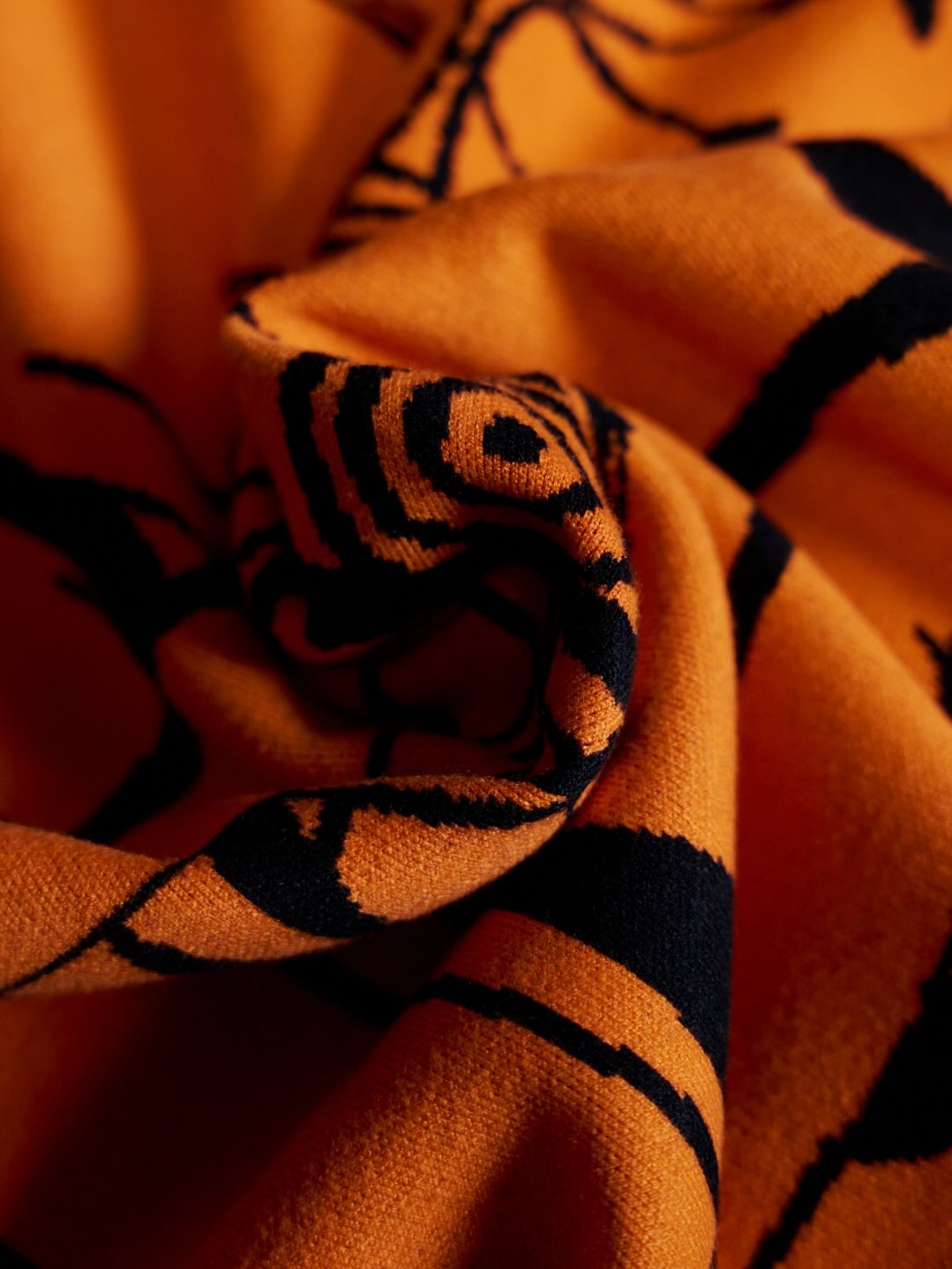 HYPNOTIC SPIRAL GAZE DISTRESSED KNIT