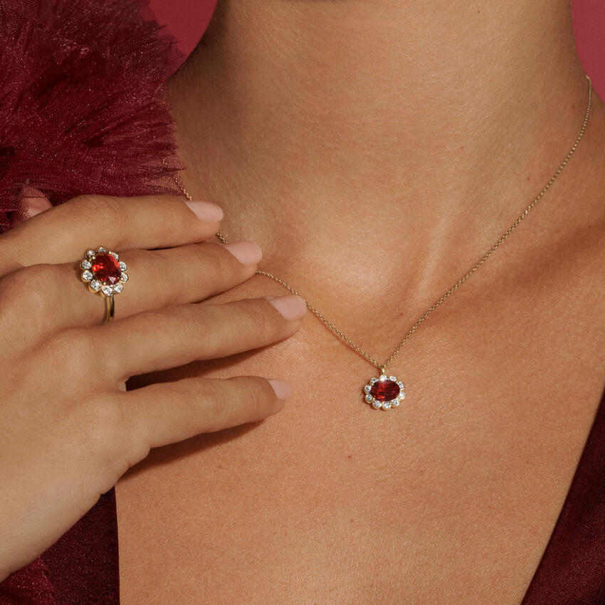 Prívesok Elizabeth Taylor Lab Ruby and Lab Diamond Halo