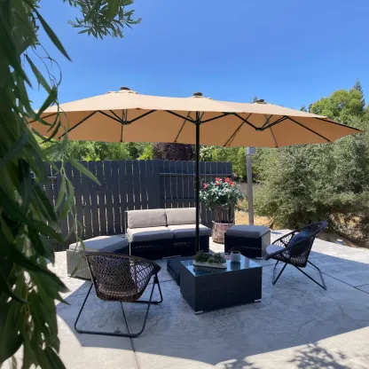 Sombrilla Solar para Patio de 15/13 pies con Base — Sombrilla Doble Extra Grande para Exteriores con 36 Luces LED y Manivela, Ideal para Jardín, Terraza, Piscina y Patio