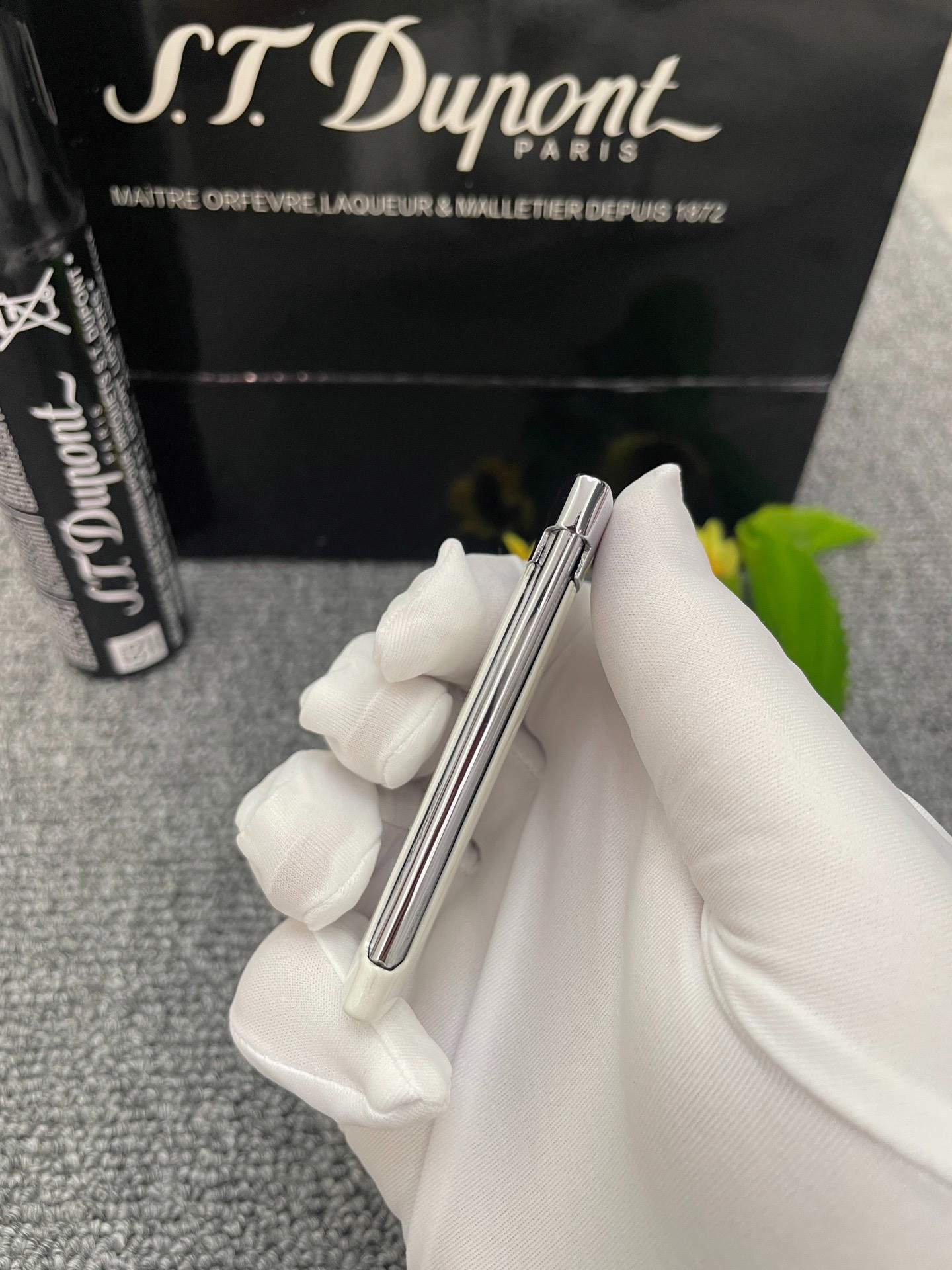 Slim 7 Pearl White Ultra-Thin Butane Lighter | Luxury Pocket Lighter