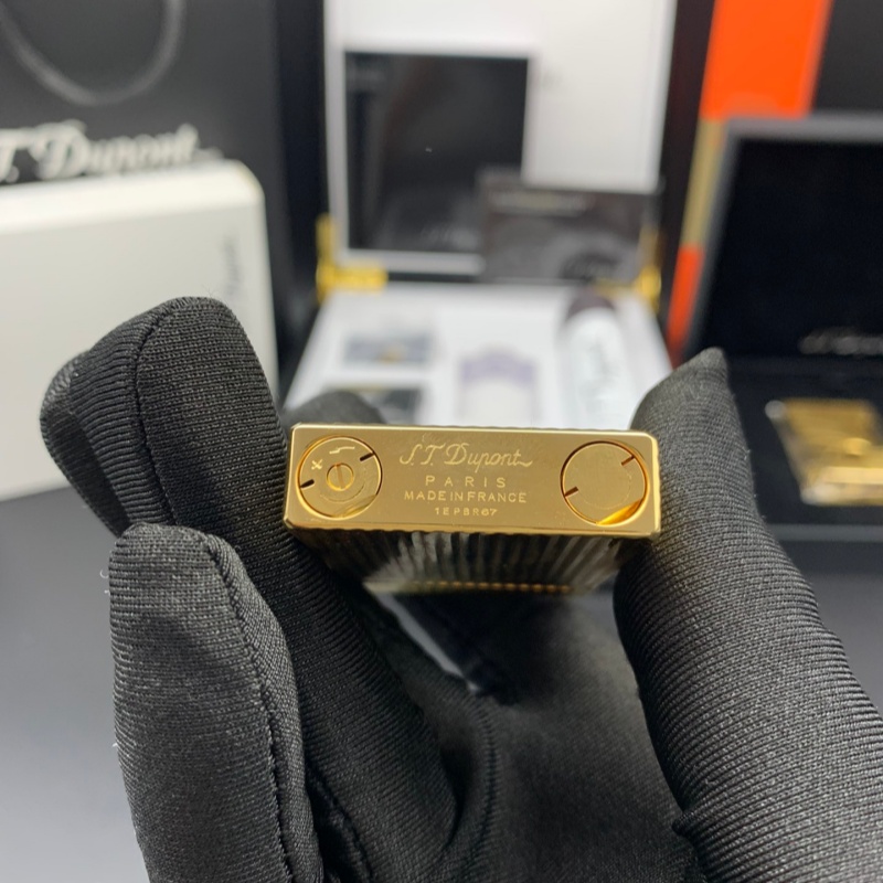 S.T. Dupont Ligne 2 Vertical Line Gold Lighter